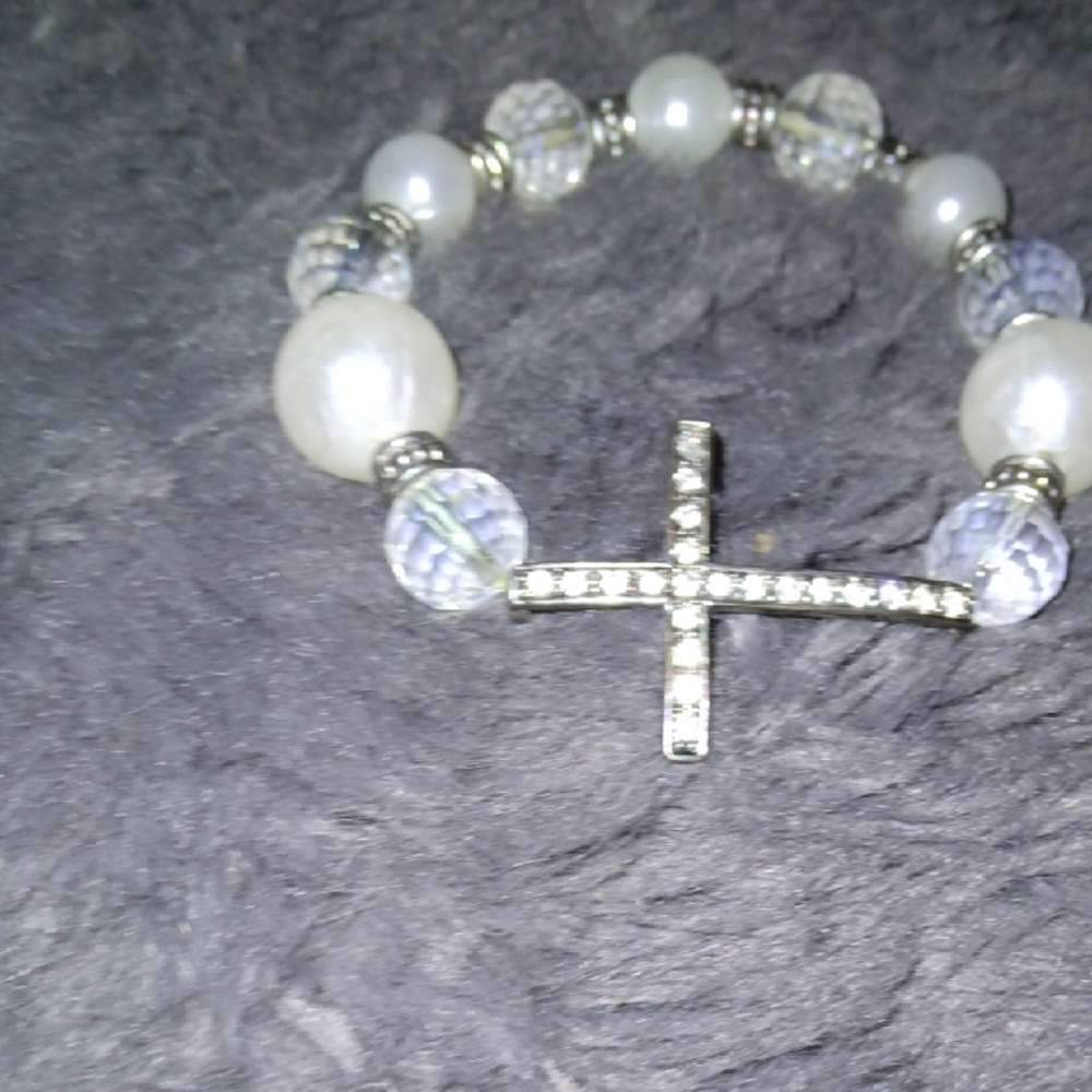 Source Unknown Silver and White Bracelet with Elegant Design